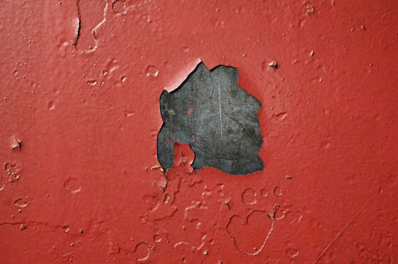 红色油漆剥落金属